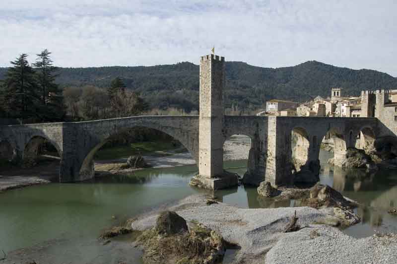 Girona - Besalú 04 - puente.jpg